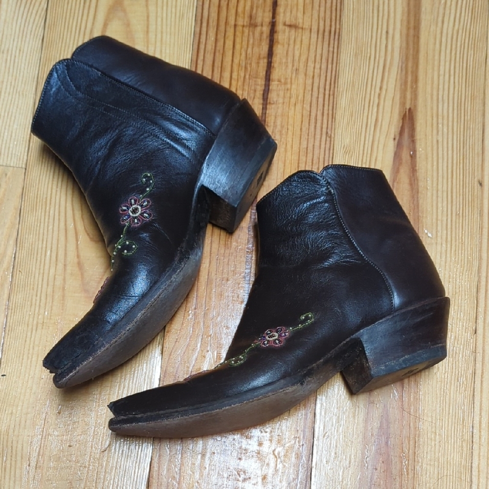 Tres Outlaws Embroidered Leather Ankle Boots